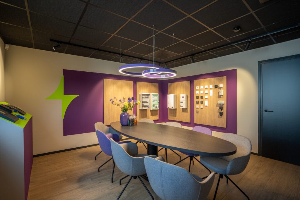 moderne kantoorinrichting in eigen huisstijl door Trifurno